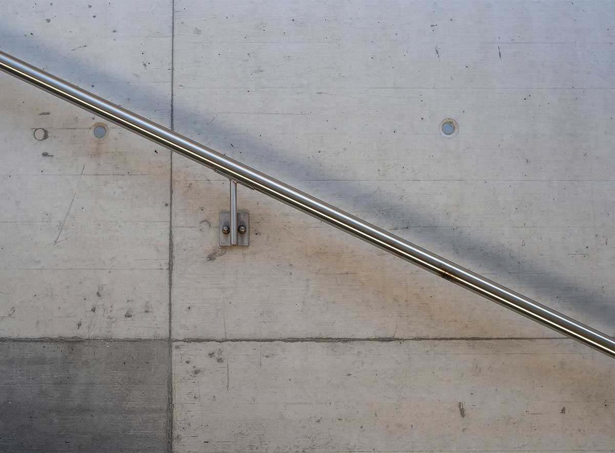 Metallbau: Detail eines Chromstahl Handlaufs am Bahnhof Müntschemier